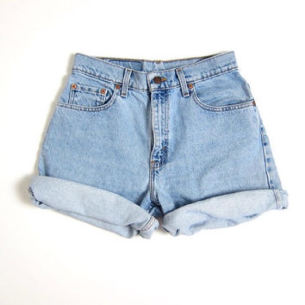 AUTHENTIC HIGHWAISTED LEVIS SHORTS